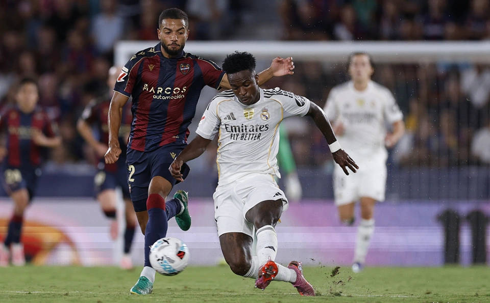 冠和西甲冠, 决定让维尼, 阿隆索要求