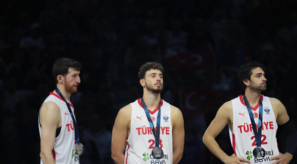 以扳平的三, 脸落寞 以扳平的三, 脸落寞